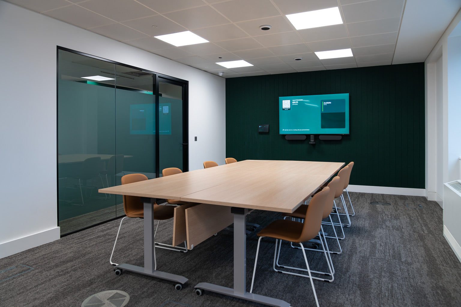 PlusFloor & Calibro Workspace - McGill & Partners Offices