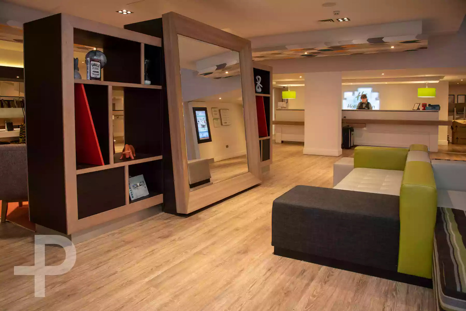 Holiday Inn - Formation Plank